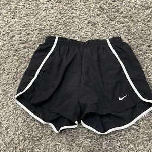 black nike shorts size L
